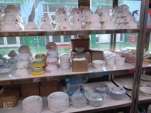 赶巴扎去伊宁市上海路 日用百货的市井风情