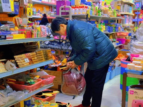 威远北门口 日用百货摊点前的晨间一幕